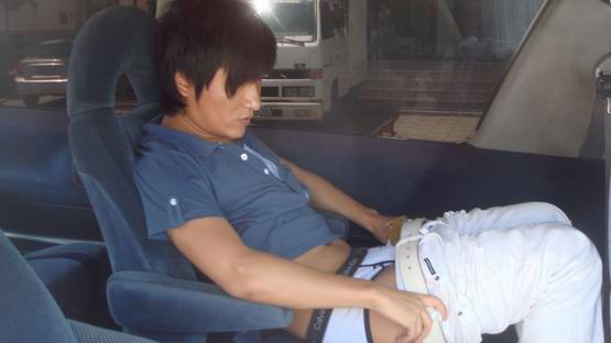 李炳辰拍戏保姆车上换衣服 被拍到走光露底(图
