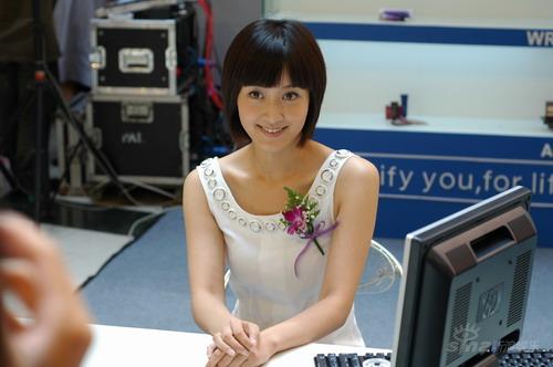 赵琳白色礼服优雅亮相 氧气美女微笑迷人(附图)