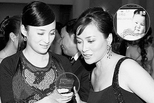 蒋勤勤出席华表奖容光焕发忙不迭展示爱子照片