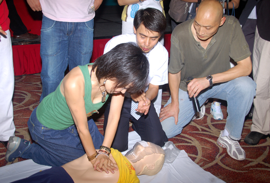 斯琴格日乐等参加首届文体明星急救知识培训
