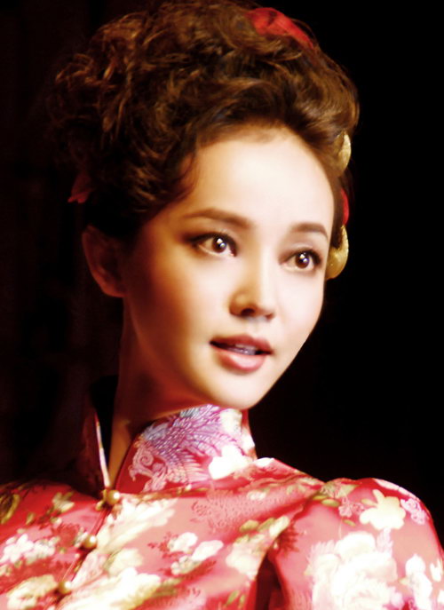 组图：杨梅《女儿》剧热播化身新娘上演T台秀