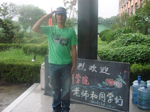蒲巴甲军训起早贪黑不搞特殊享受集体生活(图)
