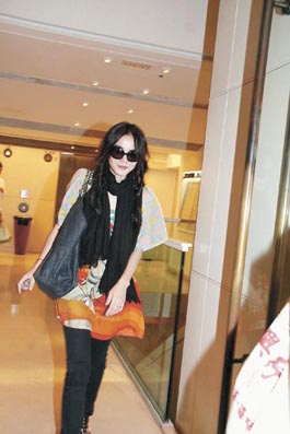 王菲香港扫货行李箱爆满 险误飞机情急露底(图