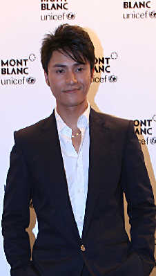 陈坤助力慈善现场秀书法否认排挤范冰冰(图)