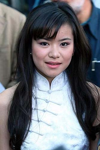 “张秋”梁佩诗现身英国时装周 散发成熟女人味