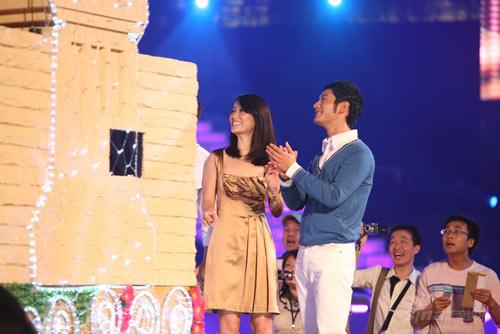 黄晓明出席奥运公益广告发布会 享受王子般待