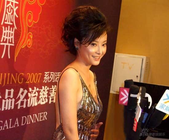 袁立慈善夜献爱心拔得头筹成“明星标王”(图)