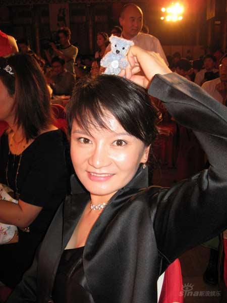 沈畅公主裙出席慈善晚宴身体力行献爱心(附图)