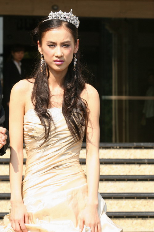 黄圣依与杨子拍封面穿婚纱扮“逃跑”新娘(图)