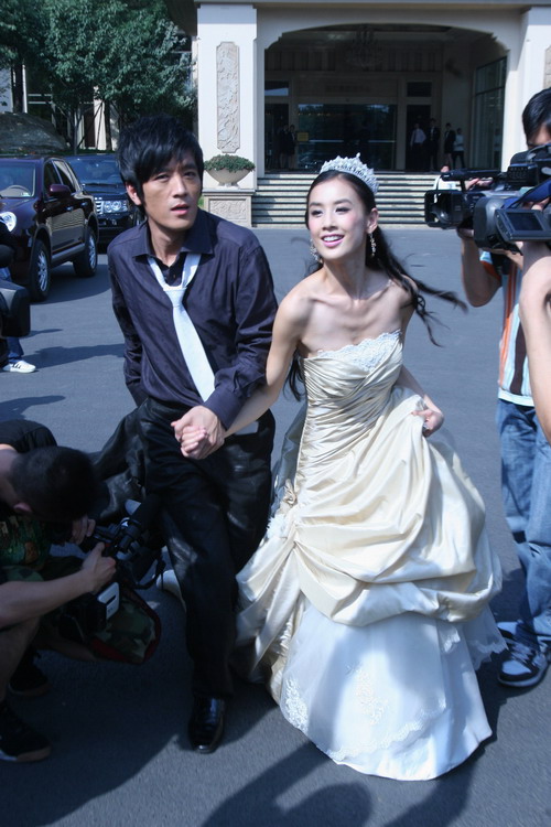 黄圣依与杨子拍封面穿婚纱扮“逃跑”新娘(图)