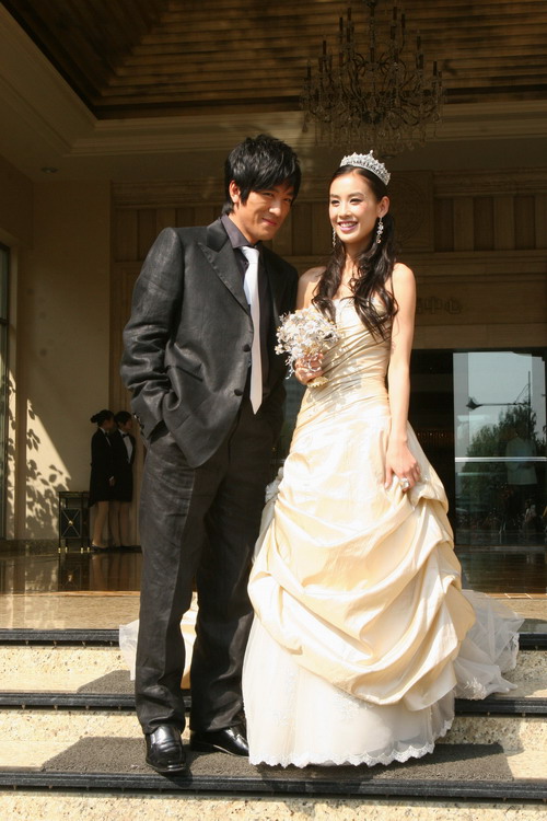 黄圣依与杨子拍封面穿婚纱扮“逃跑”新娘(图)
