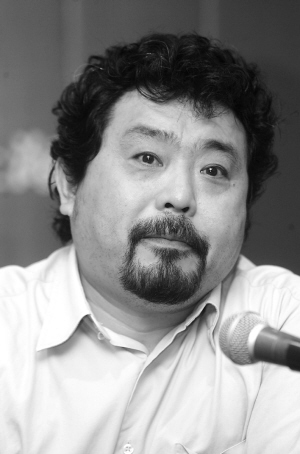 歌唱家魏松遭遇车祸 嘴唇周围被缝了20多针(图)