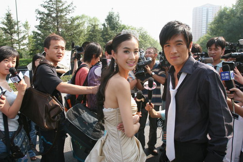 杨子黄圣依为时尚杂志拍摄婚纱照默认婚期将近