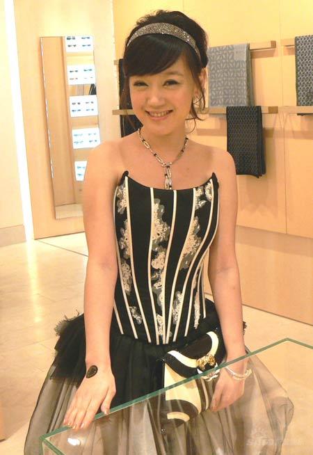 薛佳凝公主裙配昂贵项链哈妹变身优雅女人(图)