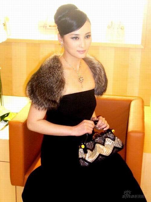 蒋勤勤华美亮相奢侈品派对身材曼妙超人气(图)