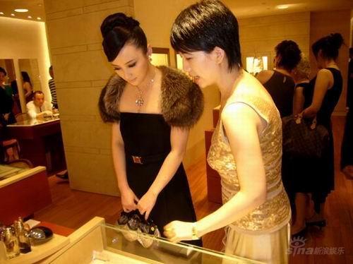 蒋勤勤华美亮相奢侈品派对身材曼妙超人气(图)