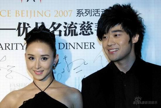 传胡静与好男胡晋嘉热恋“二胡”牵手现身机场