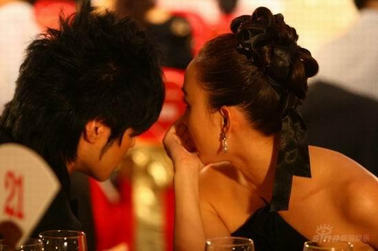 传胡静与好男胡晋嘉热恋“二胡”牵手现身机场