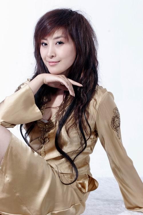 王雅捷化身金色缪斯女神丝绸裹体曲线玲珑(图)