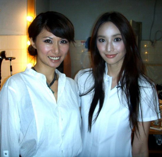 高娜遇特殊影迷+牵手吴佩慈上演快乐姐妹淘(图