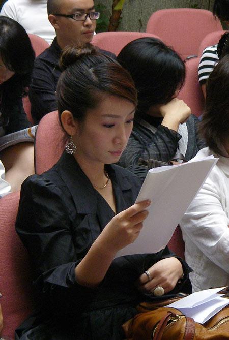 秦海璐重返校园做学生自言要作规矩好学生(图)