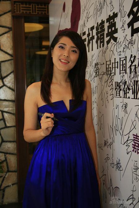 曾黎盛装出席慈善晚宴获称最具爱心蓝精灵(图)