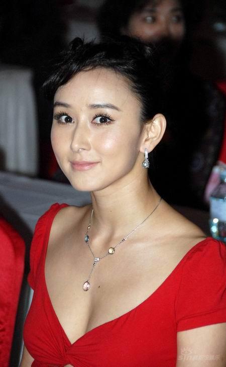 胡静露背装性感抢镜宣扬现代女性新主张(图)