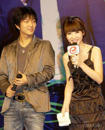 柳岩身着黑色礼服 两场连包李俊基北京处子秀