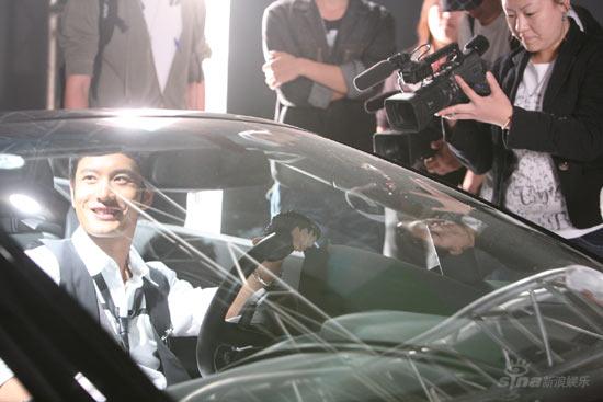 黄晓明拍mv千万名车助阵 香车美女画面惹火【图】