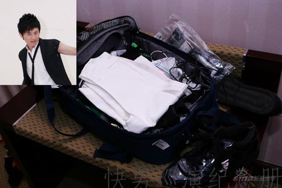 快男四帅哥出行贴身行李箱 随身物品大较量(图