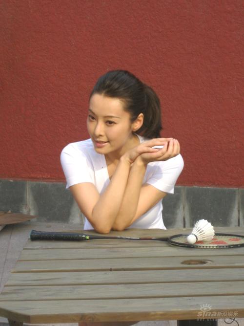 袁立录制奥运英语节目挥动球拍迈向2008(图)