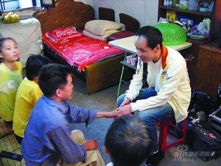 冯远征远到重庆证婚救护车保驾隆重婚礼(组图)