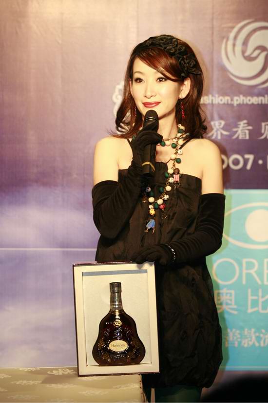秦海璐自诩“酒鬼”酒量不好一杯就倒(附图)