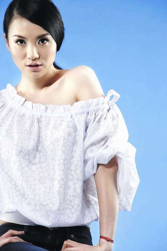 宋佳出席时尚美容发布会红唇黑裙引领秋冬风潮