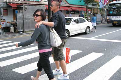 孙俪邓超韩国首尔街头亲密逛街挑选戒指(附图
