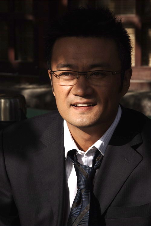 曹卫宇新戏玩深沉 首次尝试神秘眼镜男造型(图)