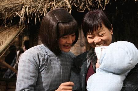 刘孜拍《洪湖》不忘献爱心救助福利院儿童(图)