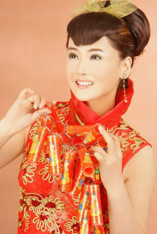 “百变才女”杨欣妙笔生花为丰满人士伸冤(图)