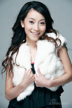 许歌写真阳光动感青春笑颜展露花的姿态(附图