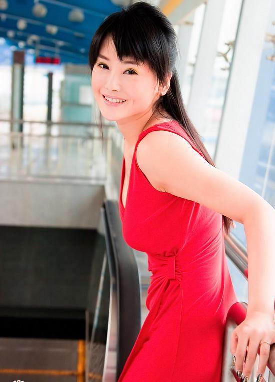 才女杨欣婚礼引轰动赞助商“武装到牙齿”(图)