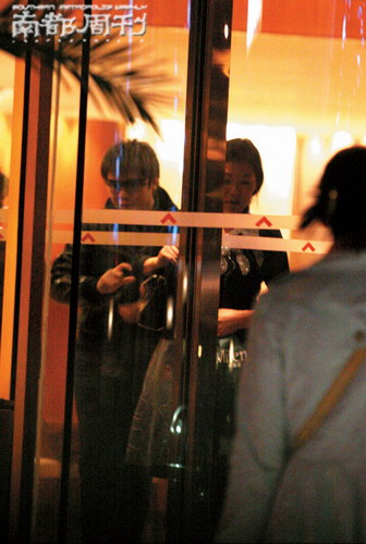 香车美女为伴尽显大腕风范 郎朗携新女友吃饭?