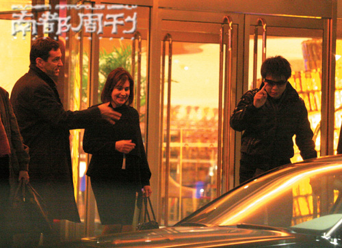 香车美女为伴尽显大腕风范 郎朗携新女友吃饭?