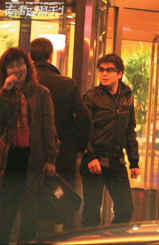 香车美女为伴尽显大腕风范 郎朗携新女友吃饭?