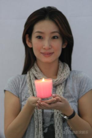 秦海璐爱心烛杯献春蕾望为失学者照亮前程(图)