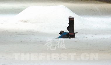 张扬高旗雪场四脚朝天梦舟明星变“菜鸟”(图)