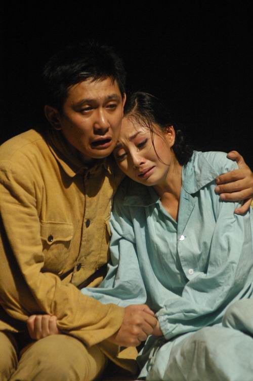 殷桃主演话剧《我在天堂等你》武汉受欢迎(图