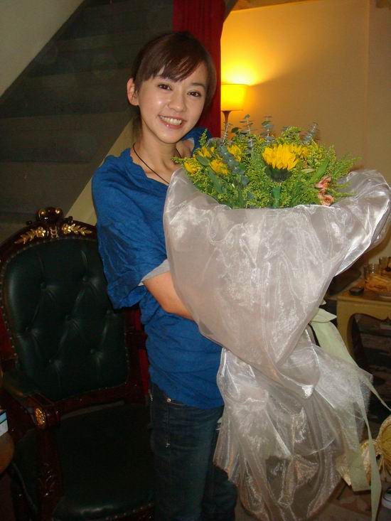 陈意涵迷你生日会温馨甜蜜 感激粉丝贴心宠爱