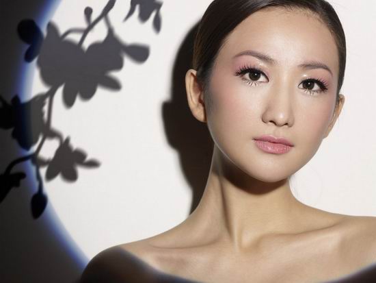 李玥写真精致五官性感 柔魅神秘间诱惑无限(图)