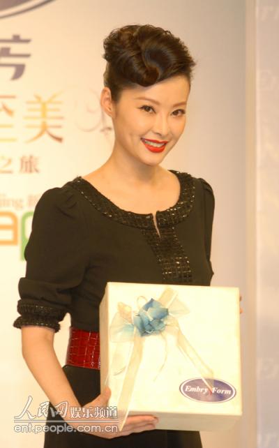 最近袁立频频被媒体称赞为"时尚女王,复古赫本造型以及前卫具有时代