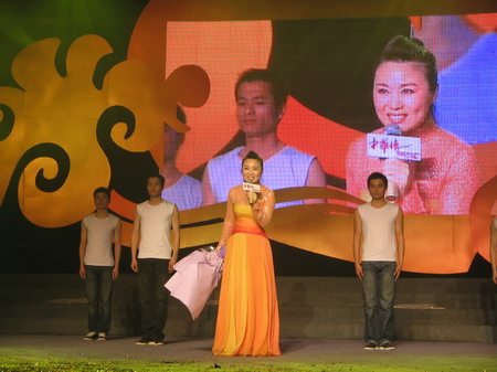 吴琼"回家"参加慰问演出 演出现场找"董永"